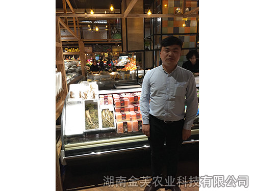 衡陽(yáng)香江百貨產(chǎn)品柜臺旁的營(yíng)銷(xiāo)總監龍耀 衡陽(yáng)香江百貨產(chǎn)品柜臺旁的營(yíng)銷(xiāo)總監龍耀